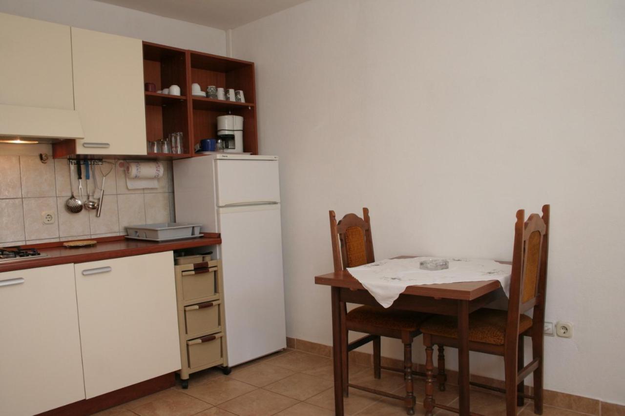Apartment Zarace - Gdinj 4598A Buitenkant foto