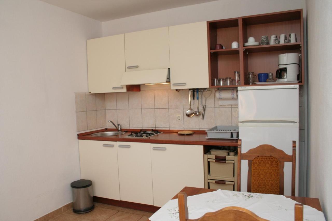 Apartment Zarace - Gdinj 4598A Buitenkant foto
