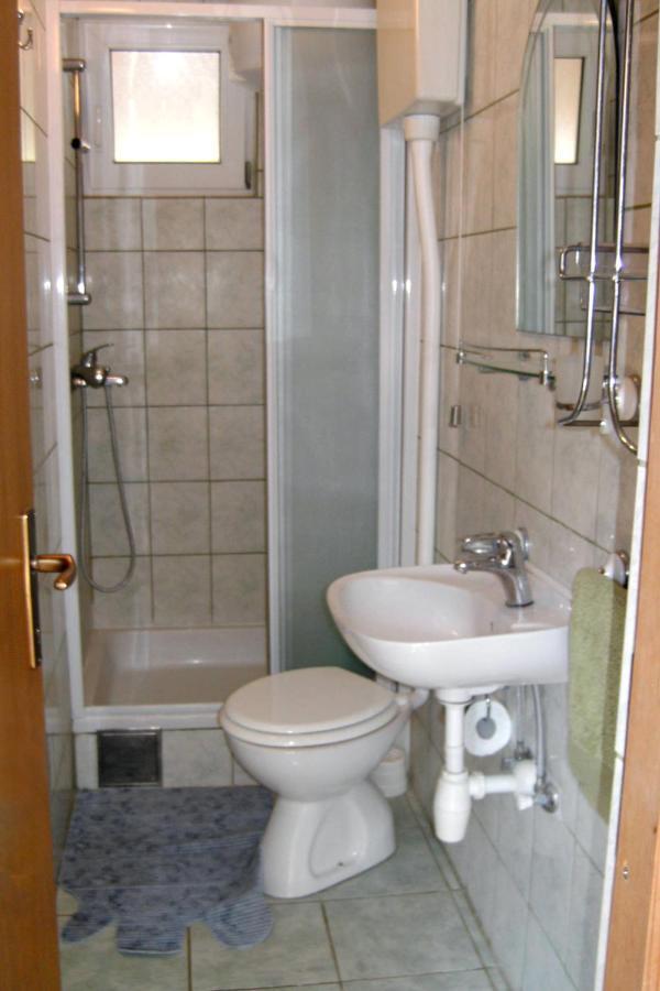 Apartment Zarace - Gdinj 4598A Buitenkant foto
