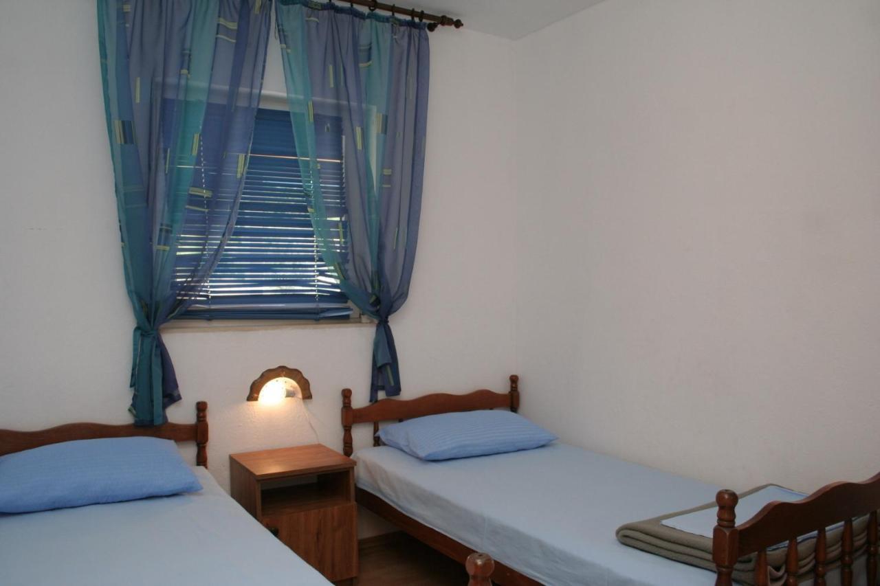 Apartment Zarace - Gdinj 4598A Buitenkant foto