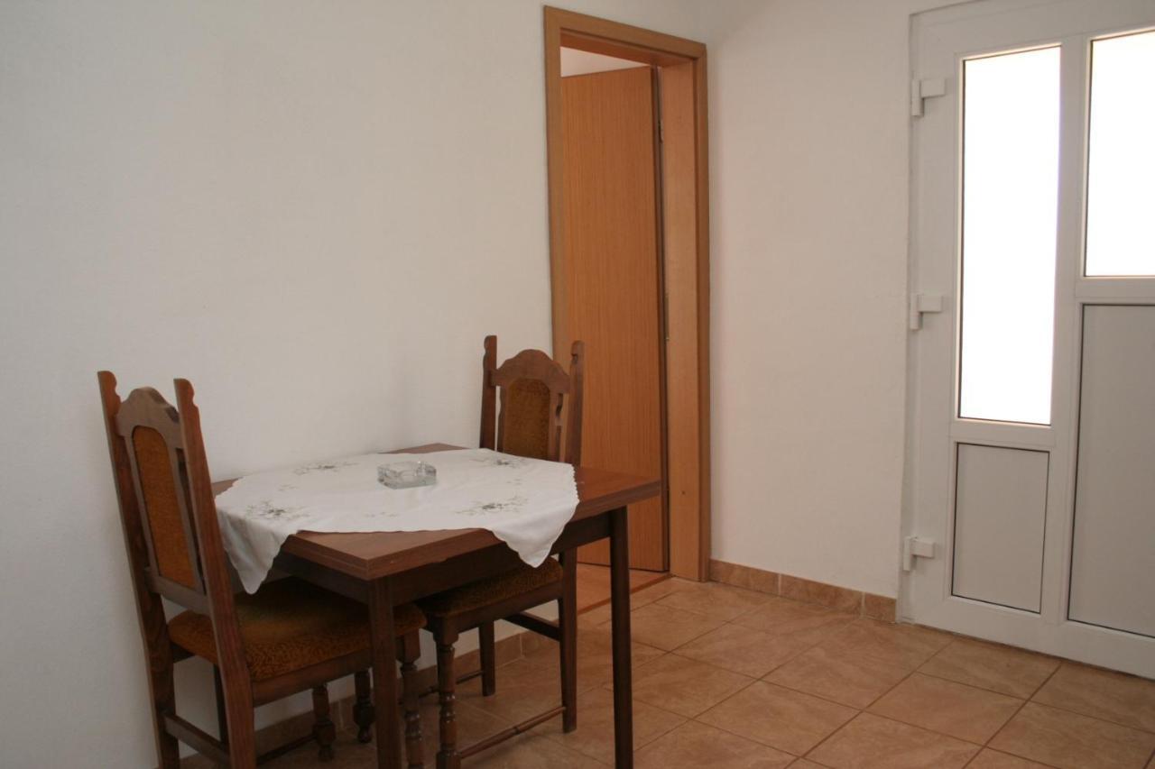 Apartment Zarace - Gdinj 4598A Buitenkant foto